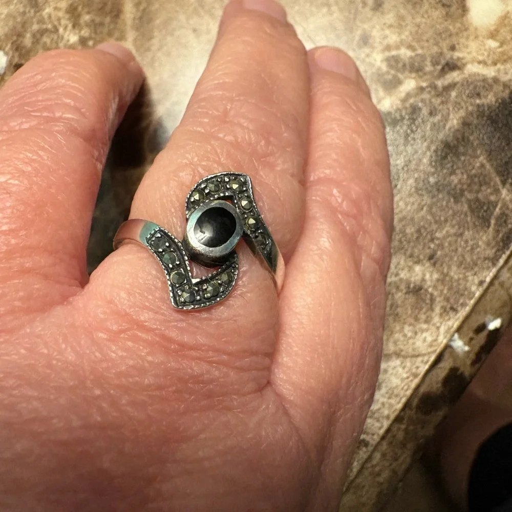 GUC stamped .925 marcasite ring size 8.5